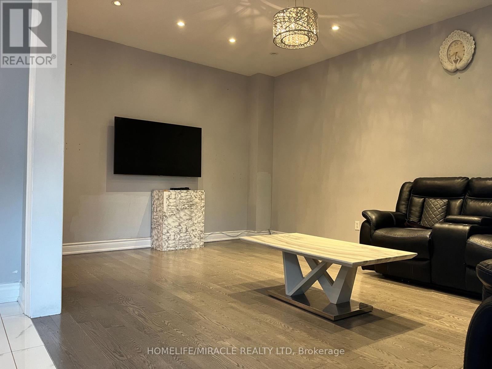 24 Roundstone Drive, Brampton, Ontario  L6X 0K7 - Photo 7 - W12452143