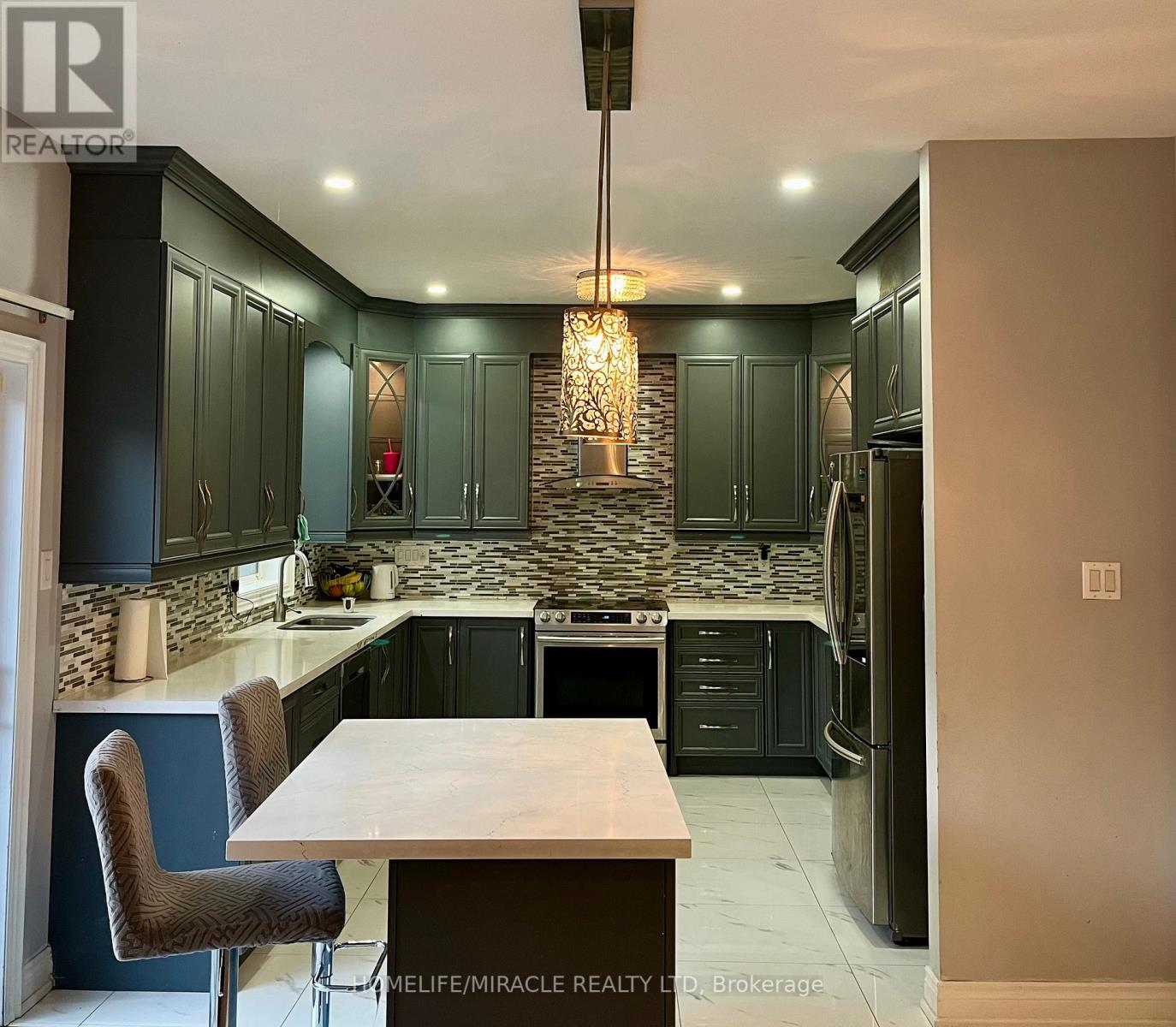 24 Roundstone Drive, Brampton, Ontario  L6X 0K7 - Photo 8 - W12452143