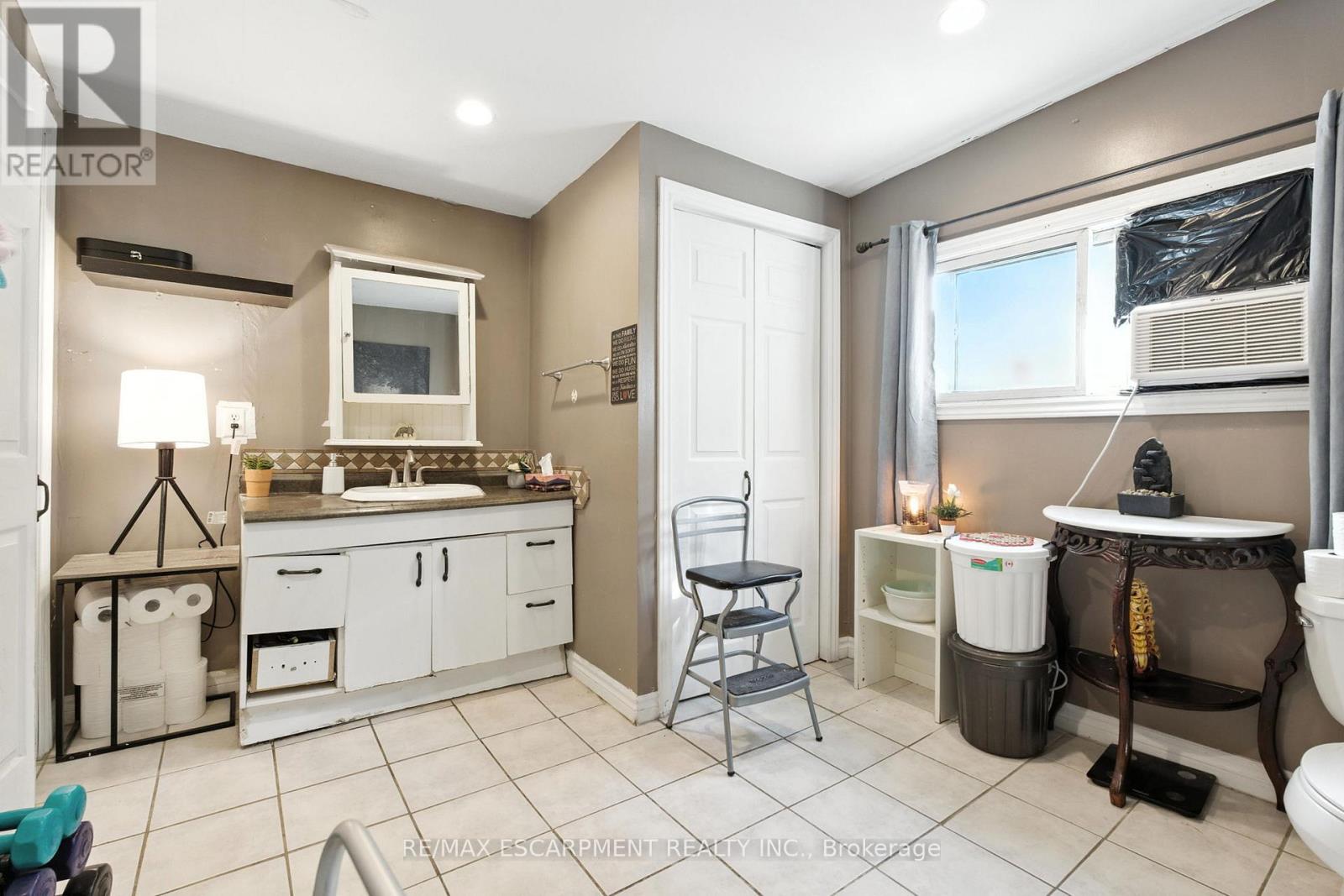 78 East 23rd Street, Hamilton, Ontario  L8V 2W8 - Photo 19 - X12452047