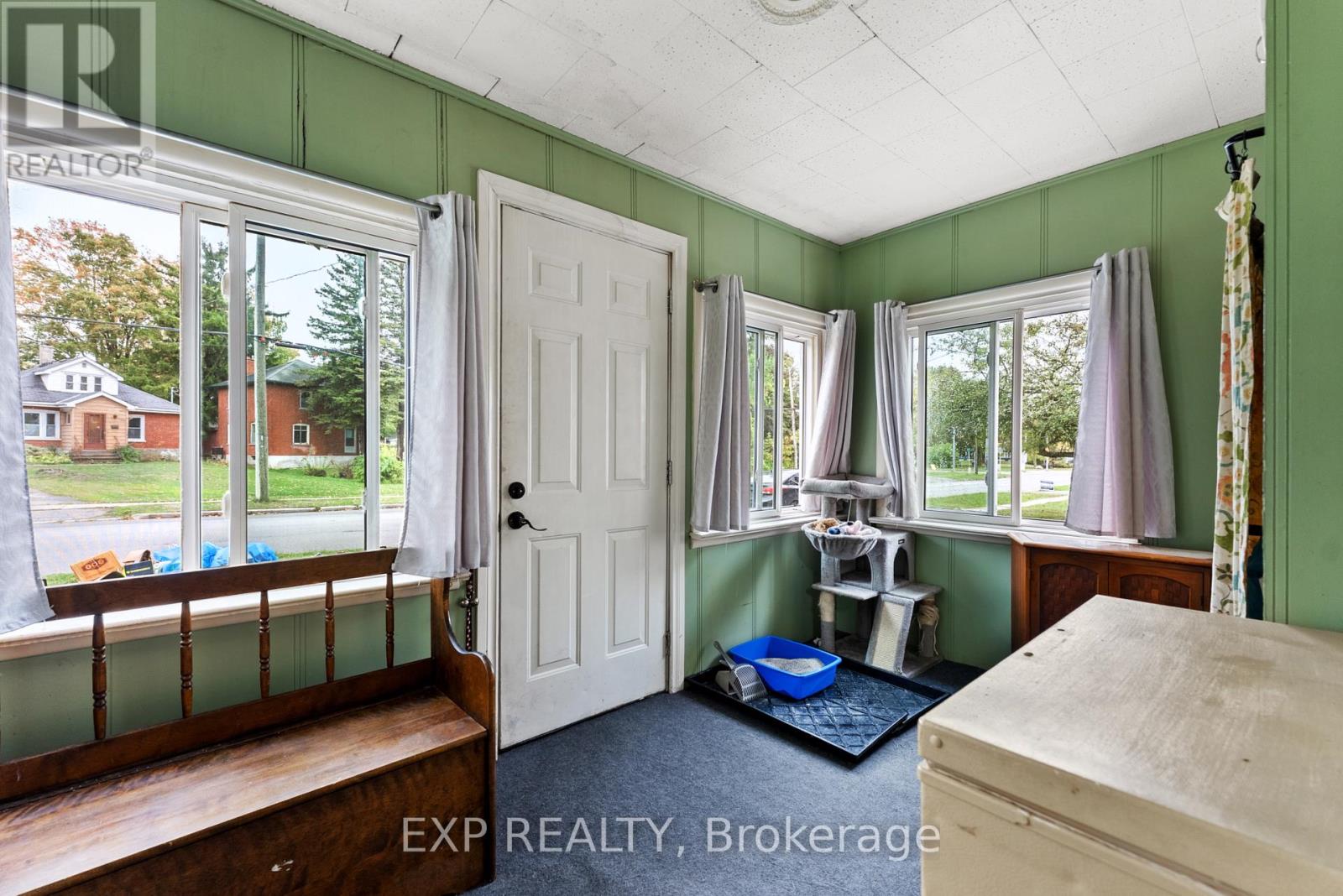 138 Byron Street, Quinte West, Ontario  K8V 2Y6 - Photo 4 - X12452202