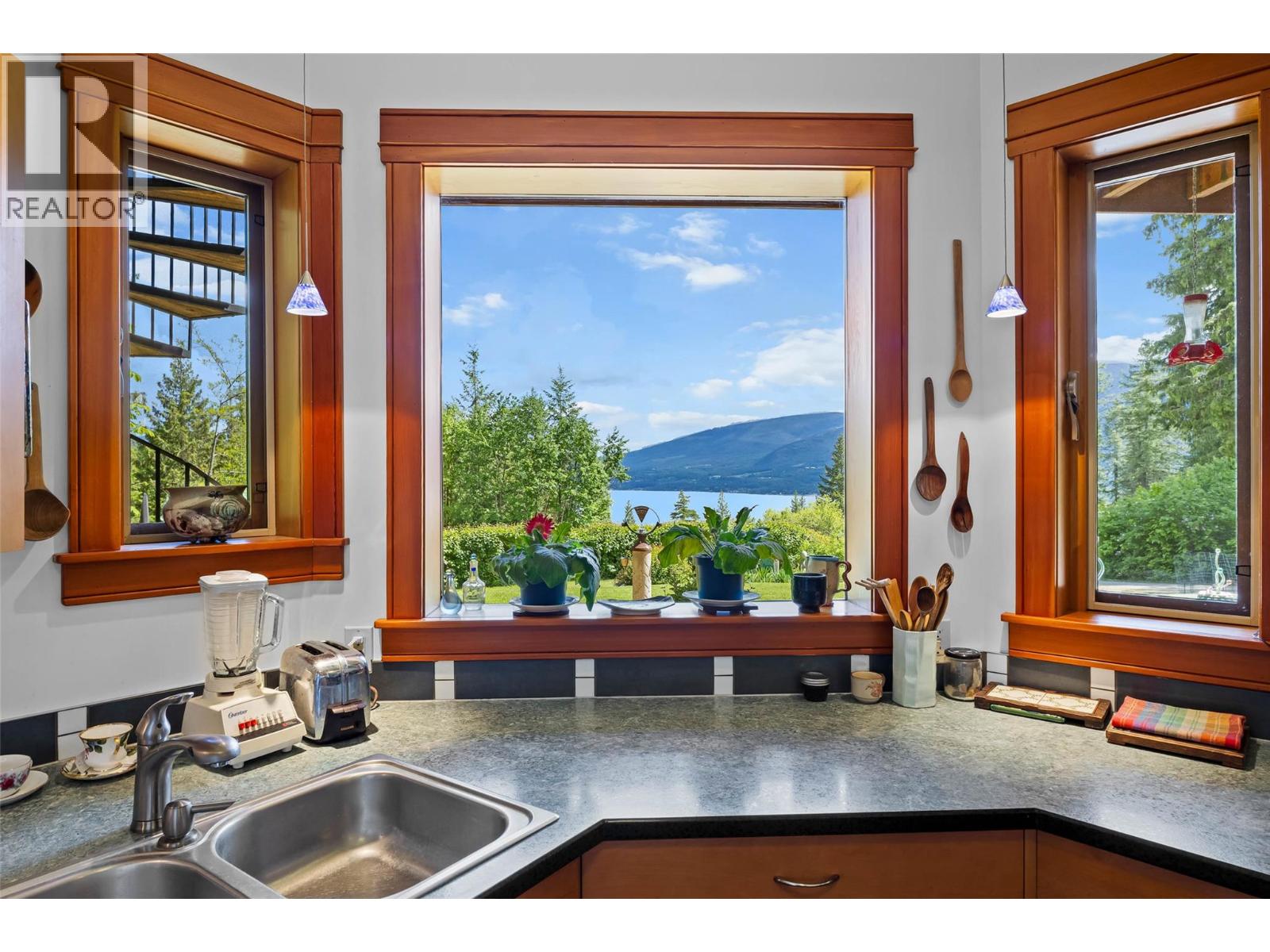 3019 Hopwood Road, Lee Creek, British Columbia  V0E 1M4 - Photo 17 - 10348129