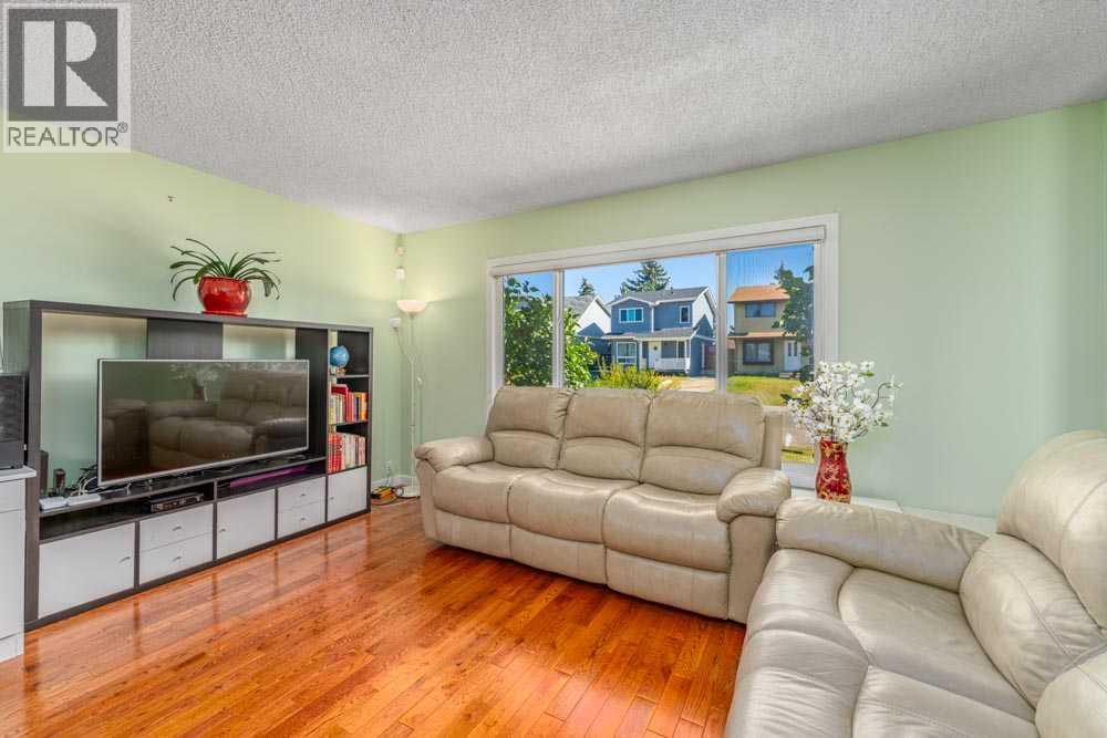 111 Abinger Crescent Ne, Calgary, Alberta  T2A 6L2 - Photo 5 - A2258871