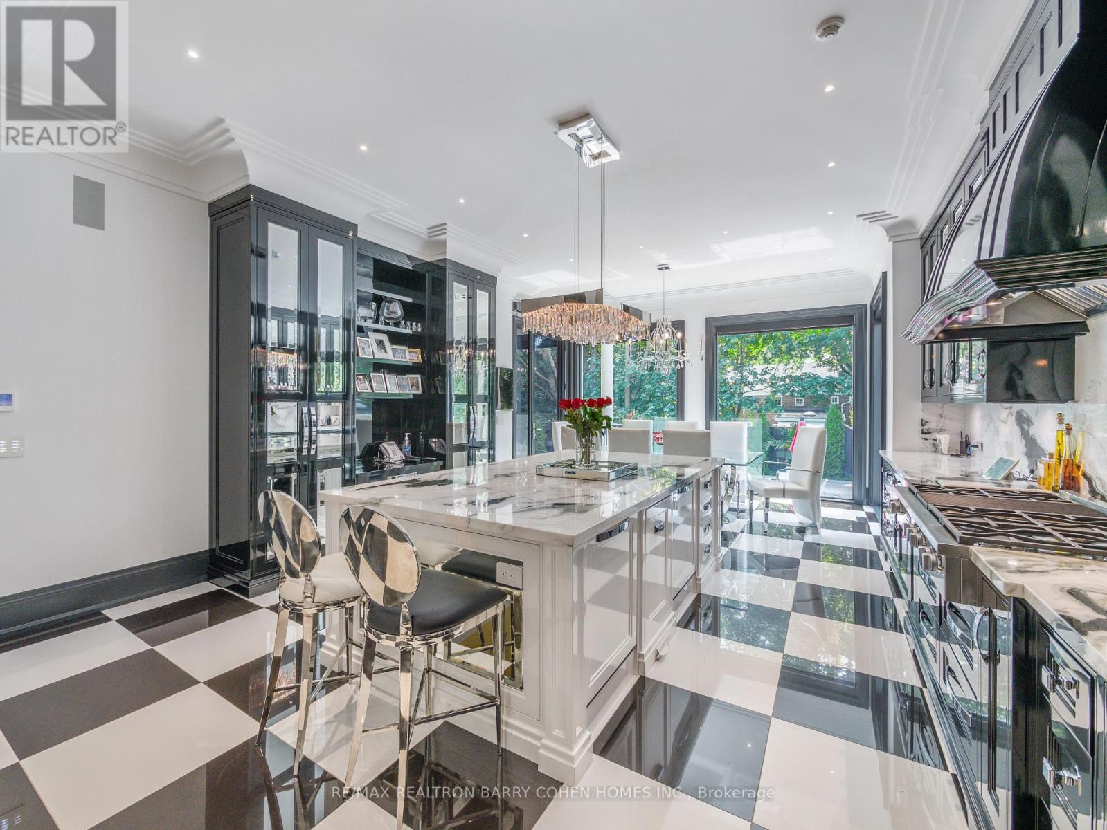 327 Cortleigh Boulevard, Toronto, Ontario  M5N 1R2 - Photo 10 - C12450201