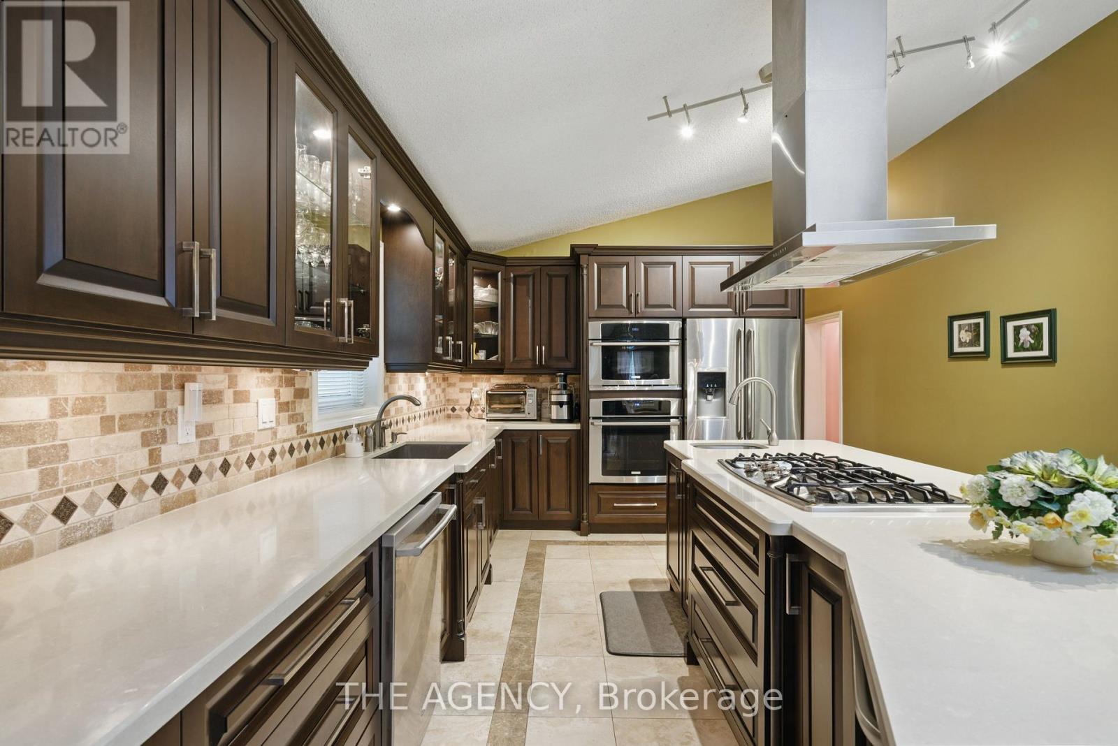55 Denham Drive, Richmond Hill, Ontario  L4C 6H8 - Photo 16 - N12452192