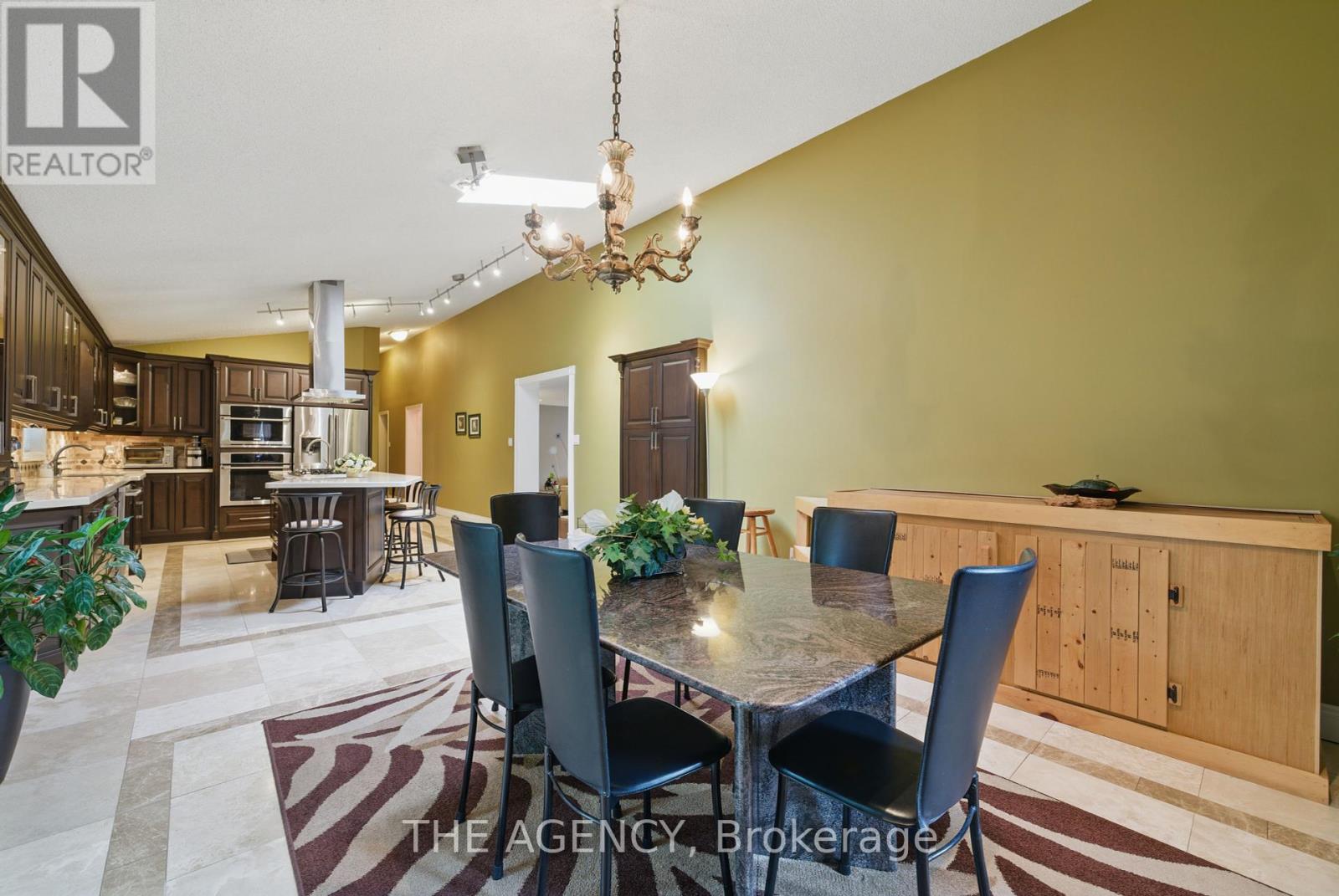 55 Denham Drive, Richmond Hill, Ontario  L4C 6H8 - Photo 21 - N12452192