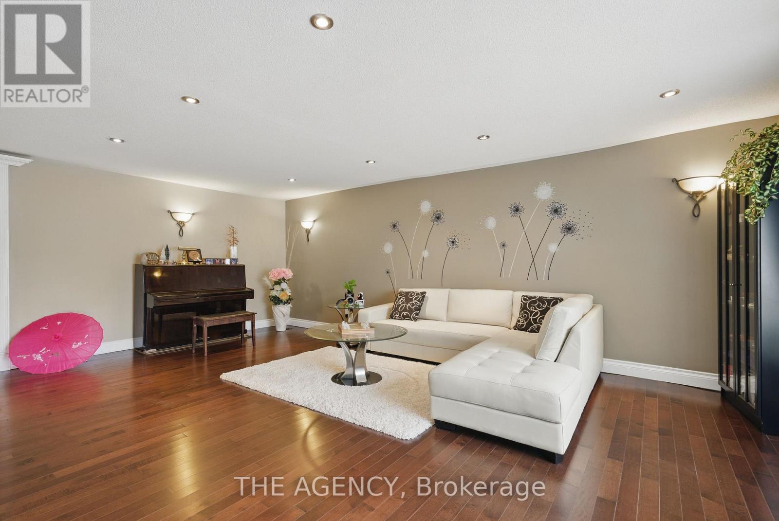 55 Denham Drive, Richmond Hill, Ontario  L4C 6H8 - Photo 8 - N12452192