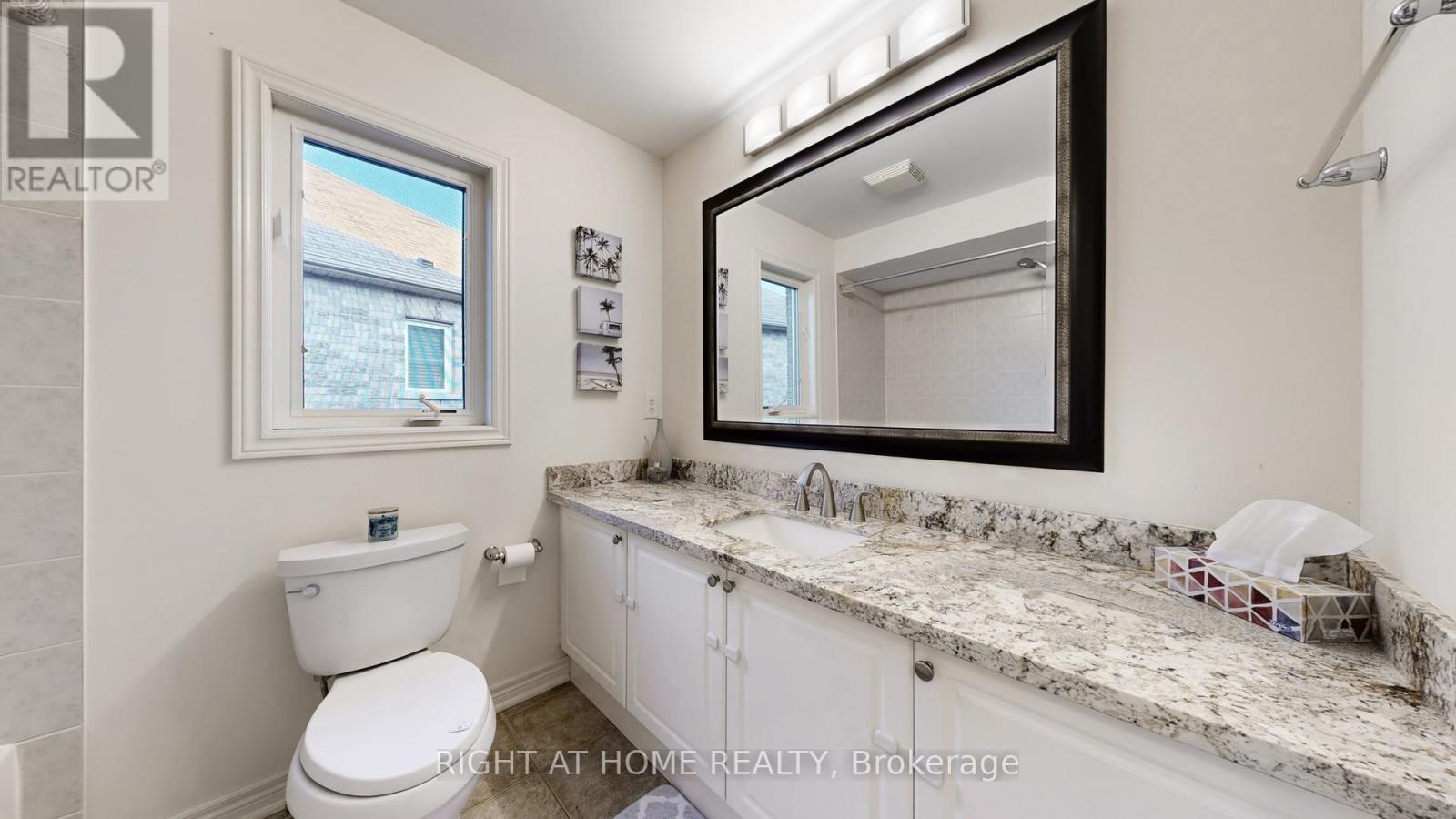 110 Thatcher Crescent, East Gwillimbury, Ontario  L9N 0B9 - Photo 28 - N12452208
