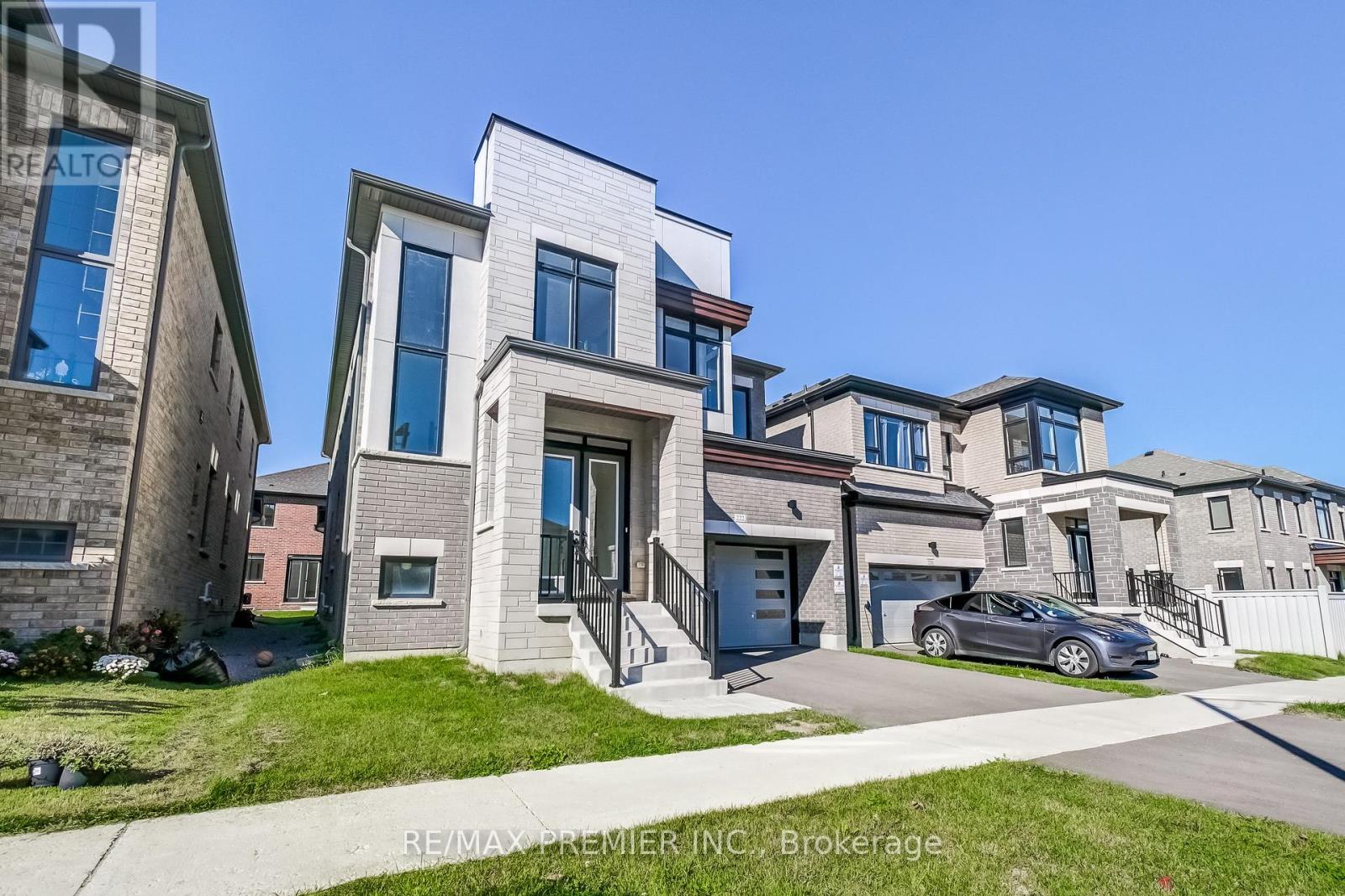 222 Mckean Drive, Whitchurch-Stouffville, Ontario  L4A 5C2 - Photo 4 - N12197157