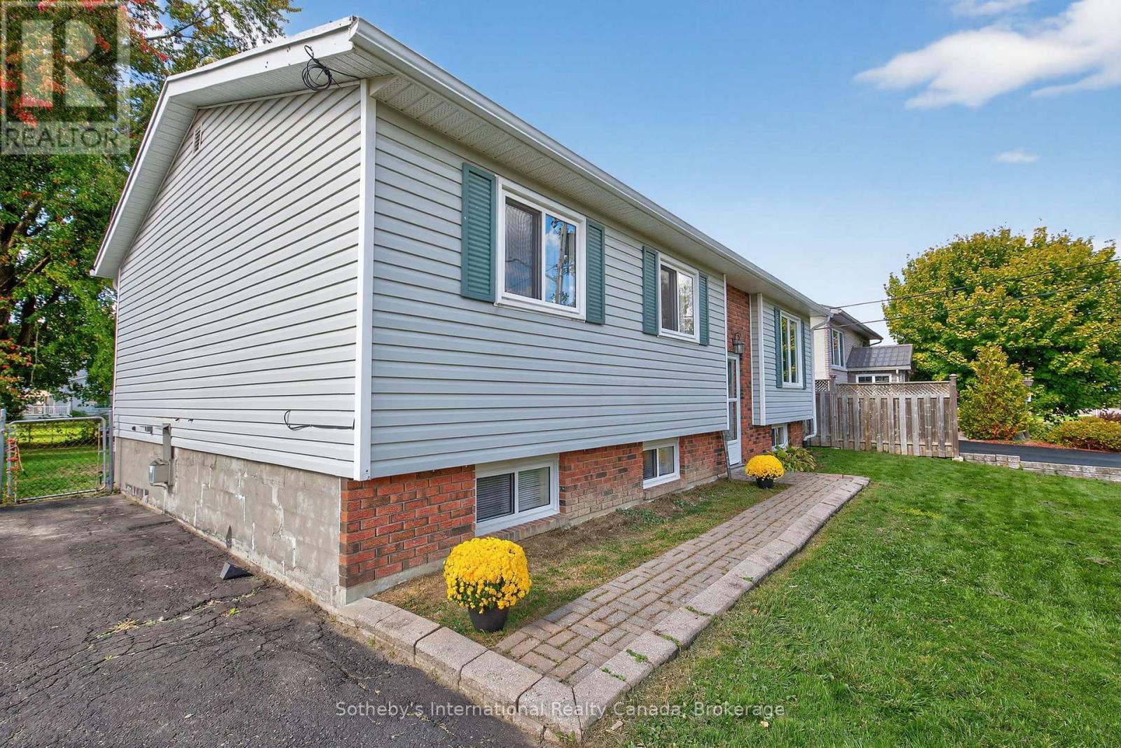 20 Community Centre Drive, Severn, Ontario  L0K 1E0 - Photo 2 - S12452274