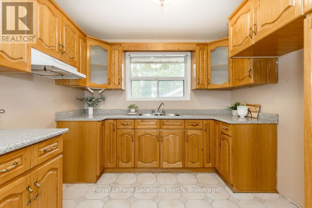 3 51st Street, Wasaga Beach, Ontario  L9Z 1X5 - Photo 8 - S12452277