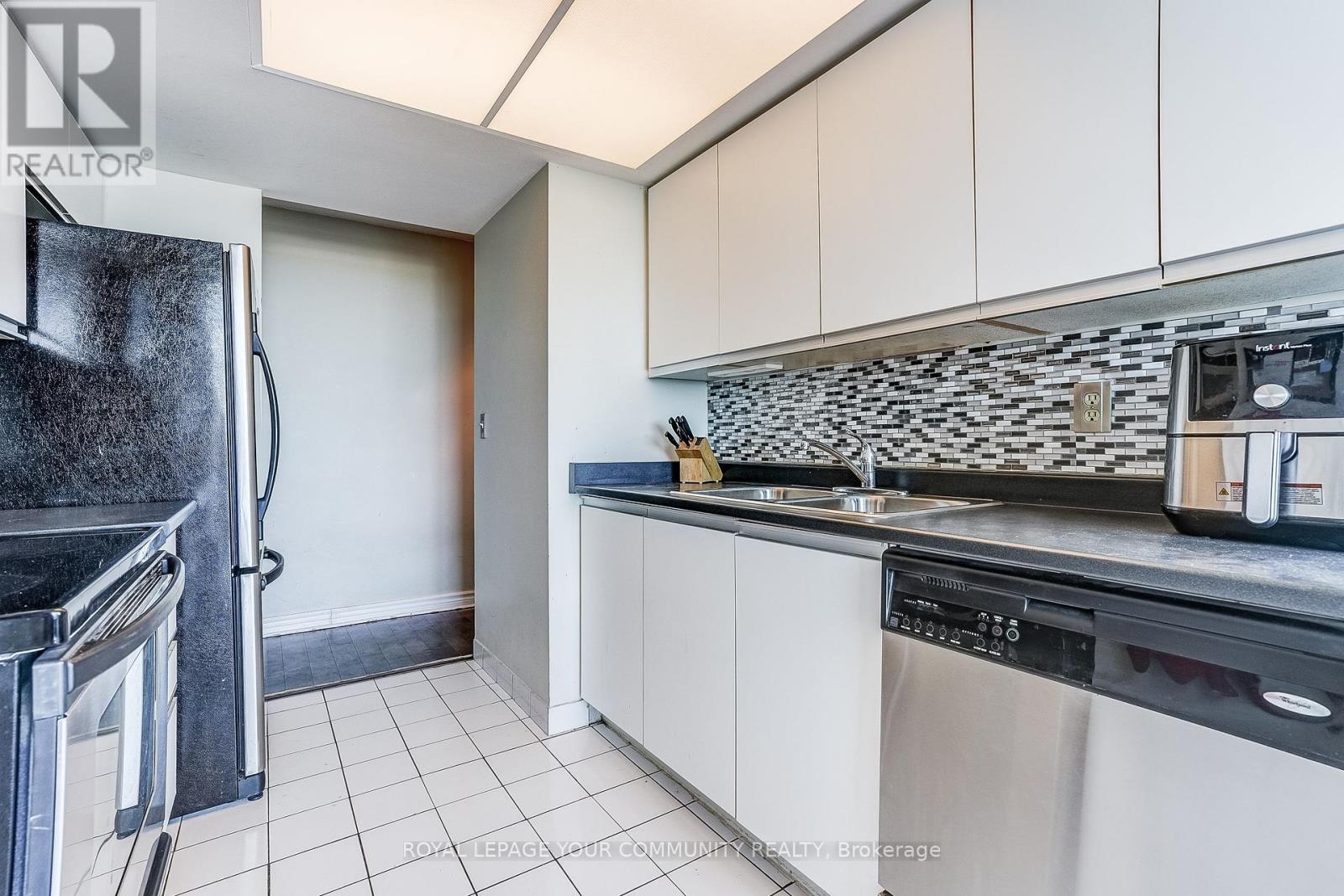 1208 - 350 Webb Drive, Mississauga, Ontario  L5B 3W4 - Photo 11 - W12452164