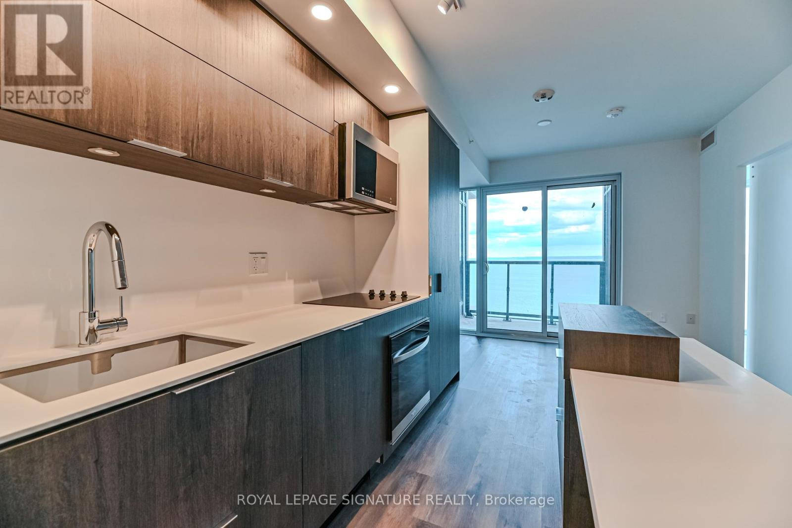 1606 - 370 Martha Street, Burlington, Ontario  L7R 0G9 - Photo 10 - W12452179