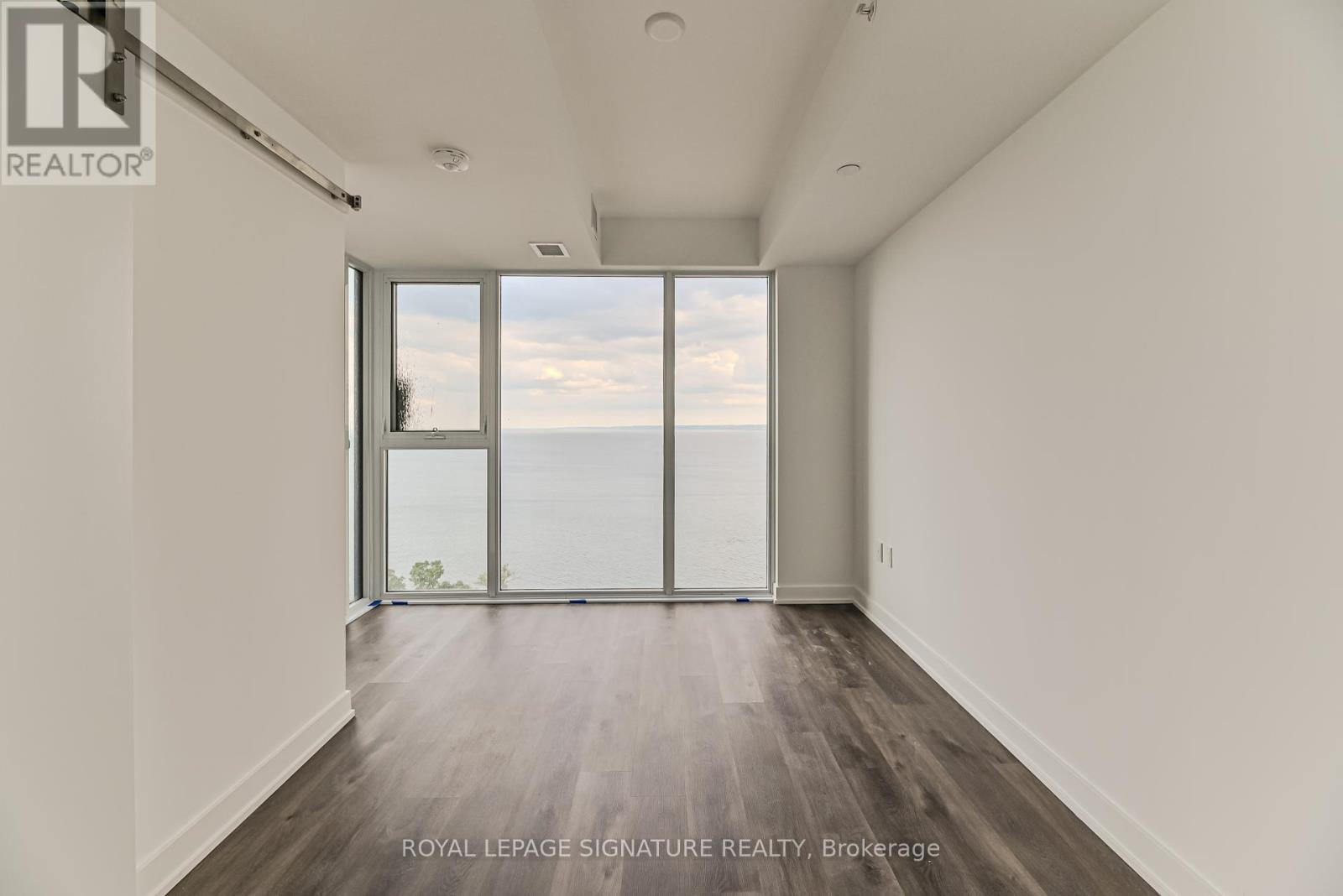 1606 - 370 Martha Street, Burlington, Ontario  L7R 0G9 - Photo 13 - W12452179