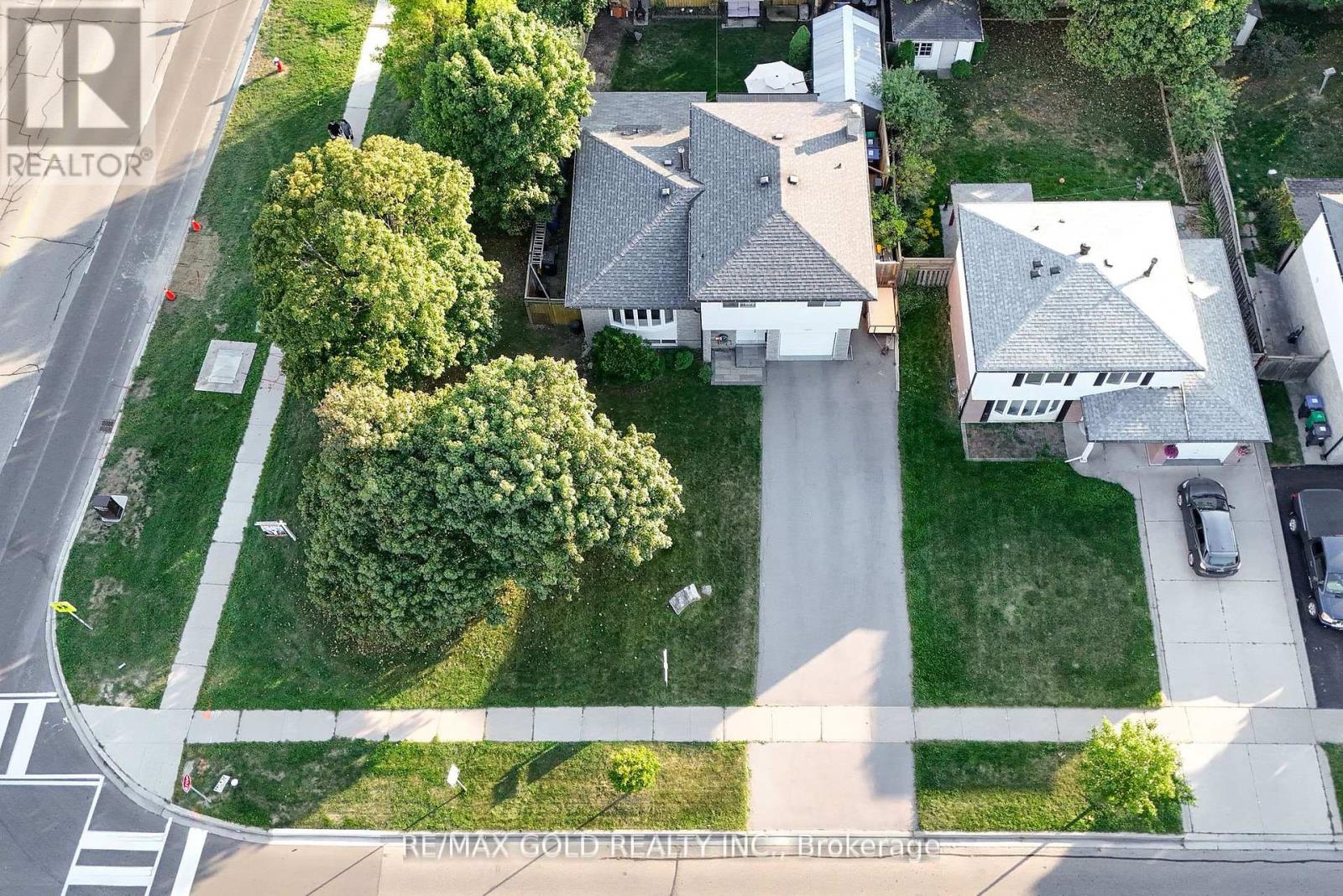 1 Greenbriar Road, Brampton, Ontario  L6S 1V4 - Photo 6 - W12452190