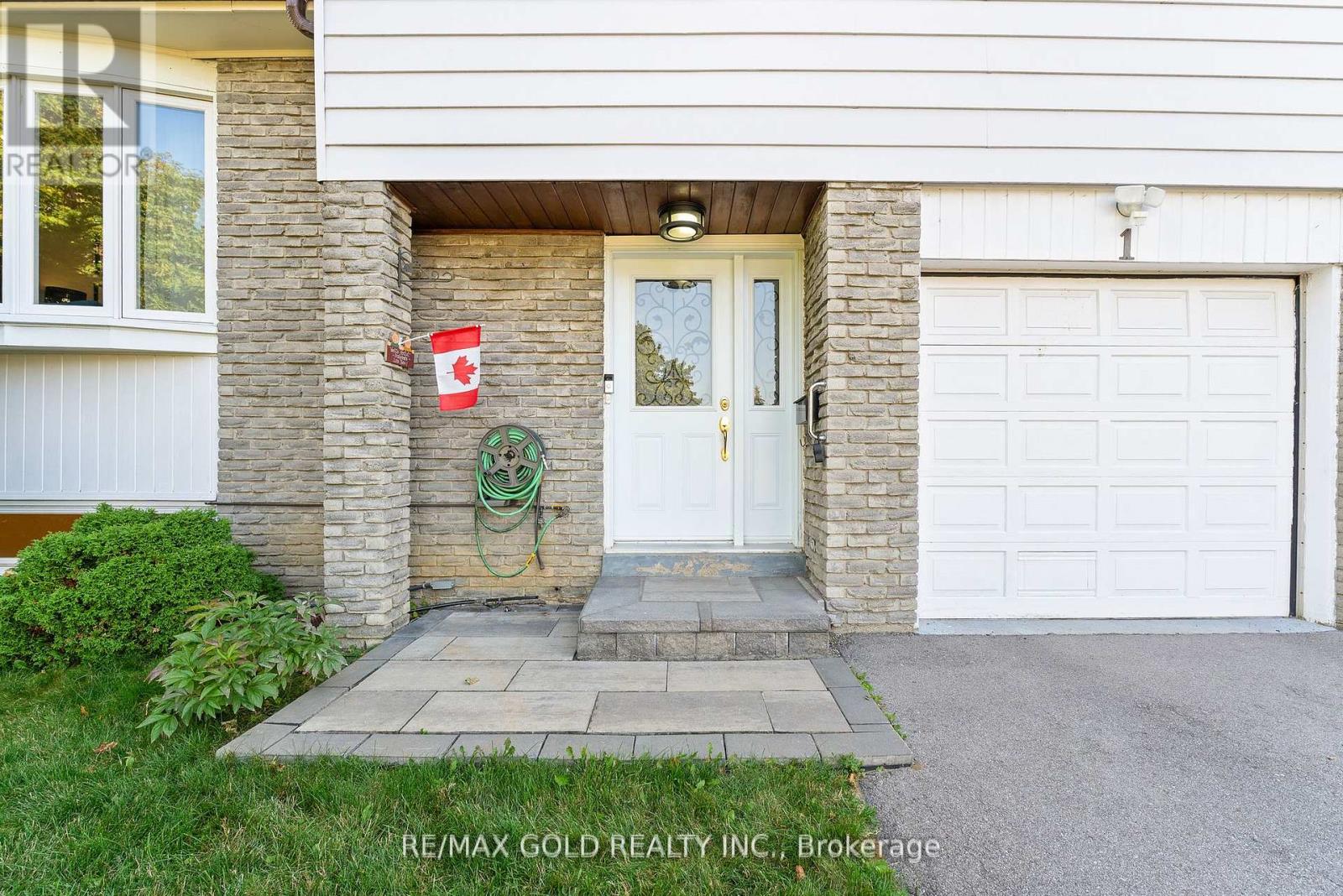 1 Greenbriar Road, Brampton, Ontario  L6S 1V4 - Photo 7 - W12452190