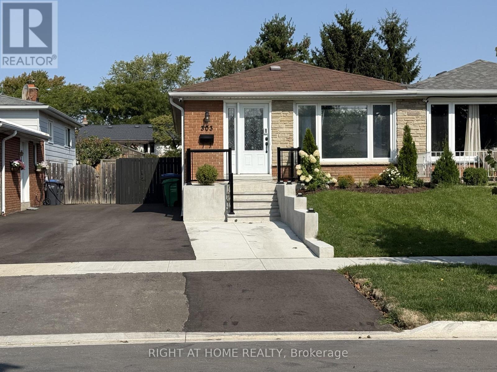 303 THRACE AVENUE, Mississauga, Ontario