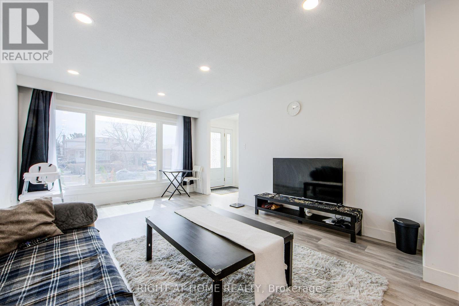 303 Thrace Avenue, Mississauga, Ontario  L5B 2B2 - Photo 10 - W12452211