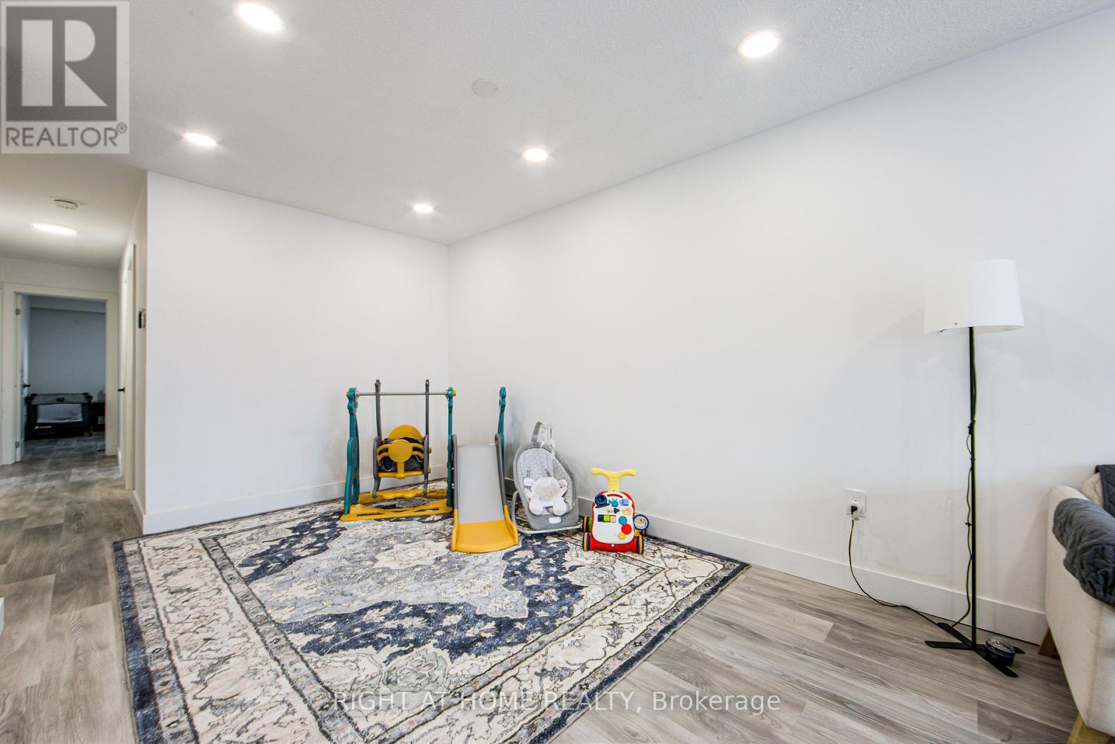 303 Thrace Avenue, Mississauga, Ontario  L5B 2B2 - Photo 11 - W12452211