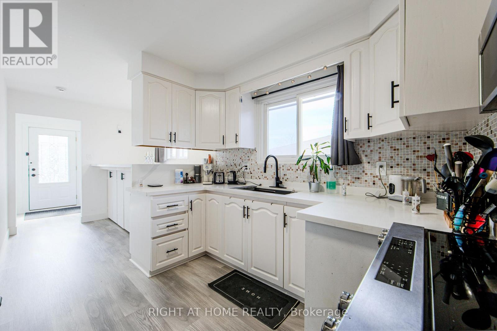 303 Thrace Avenue, Mississauga, Ontario  L5B 2B2 - Photo 13 - W12452211