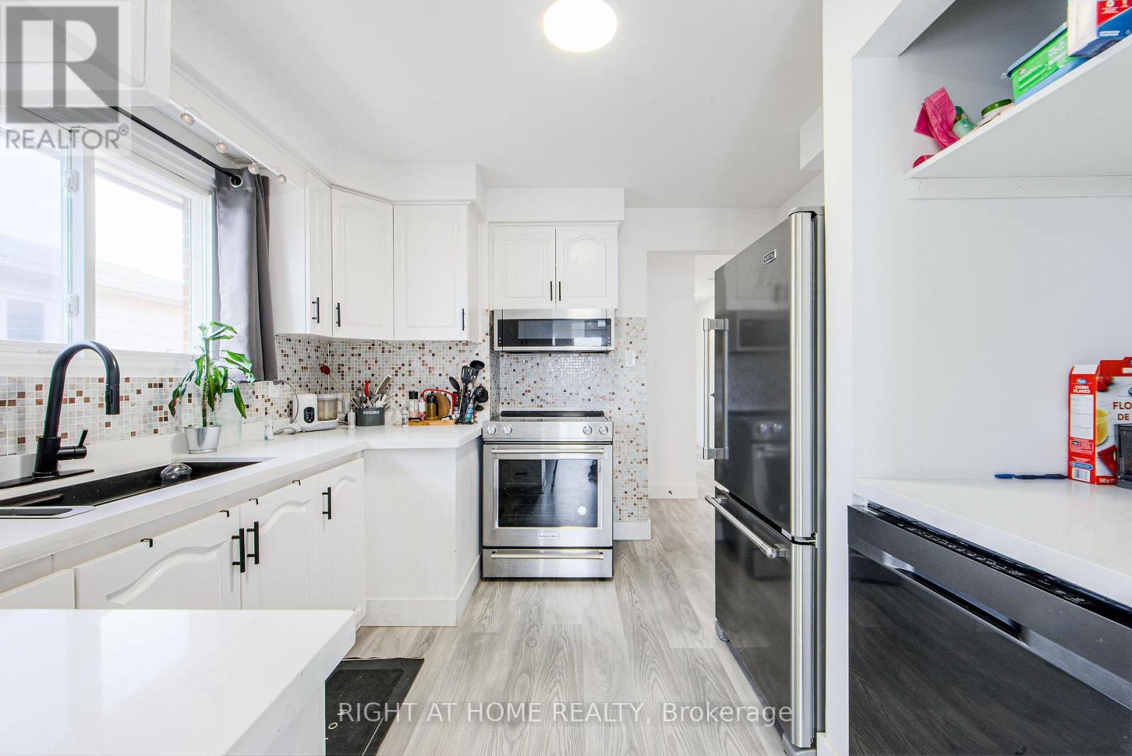 303 Thrace Avenue, Mississauga, Ontario  L5B 2B2 - Photo 15 - W12452211