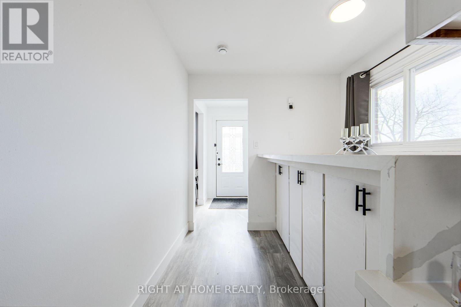 303 Thrace Avenue, Mississauga, Ontario  L5B 2B2 - Photo 16 - W12452211