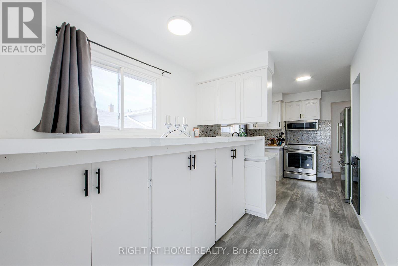 303 Thrace Avenue, Mississauga, Ontario  L5B 2B2 - Photo 17 - W12452211