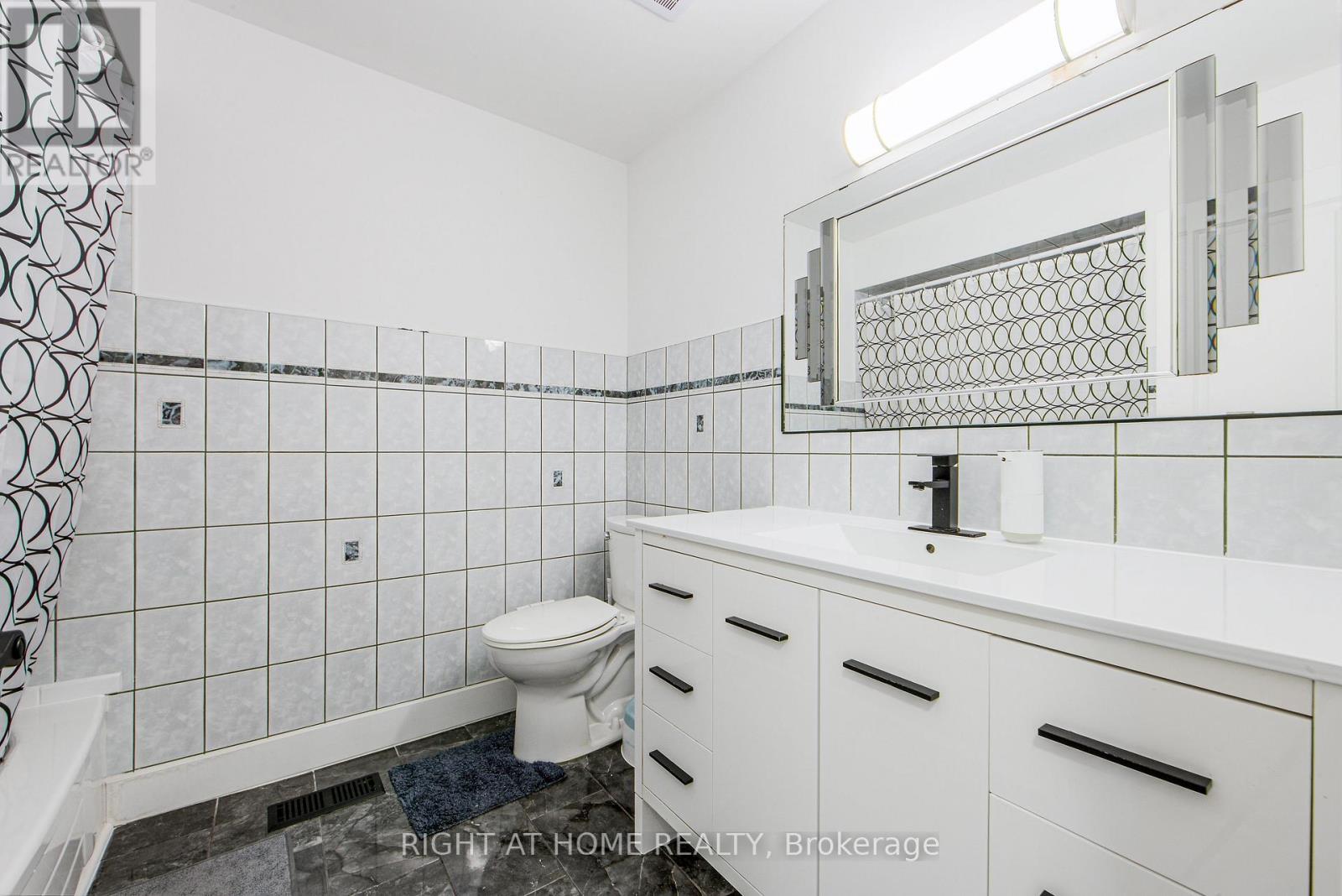 303 Thrace Avenue, Mississauga, Ontario  L5B 2B2 - Photo 22 - W12452211