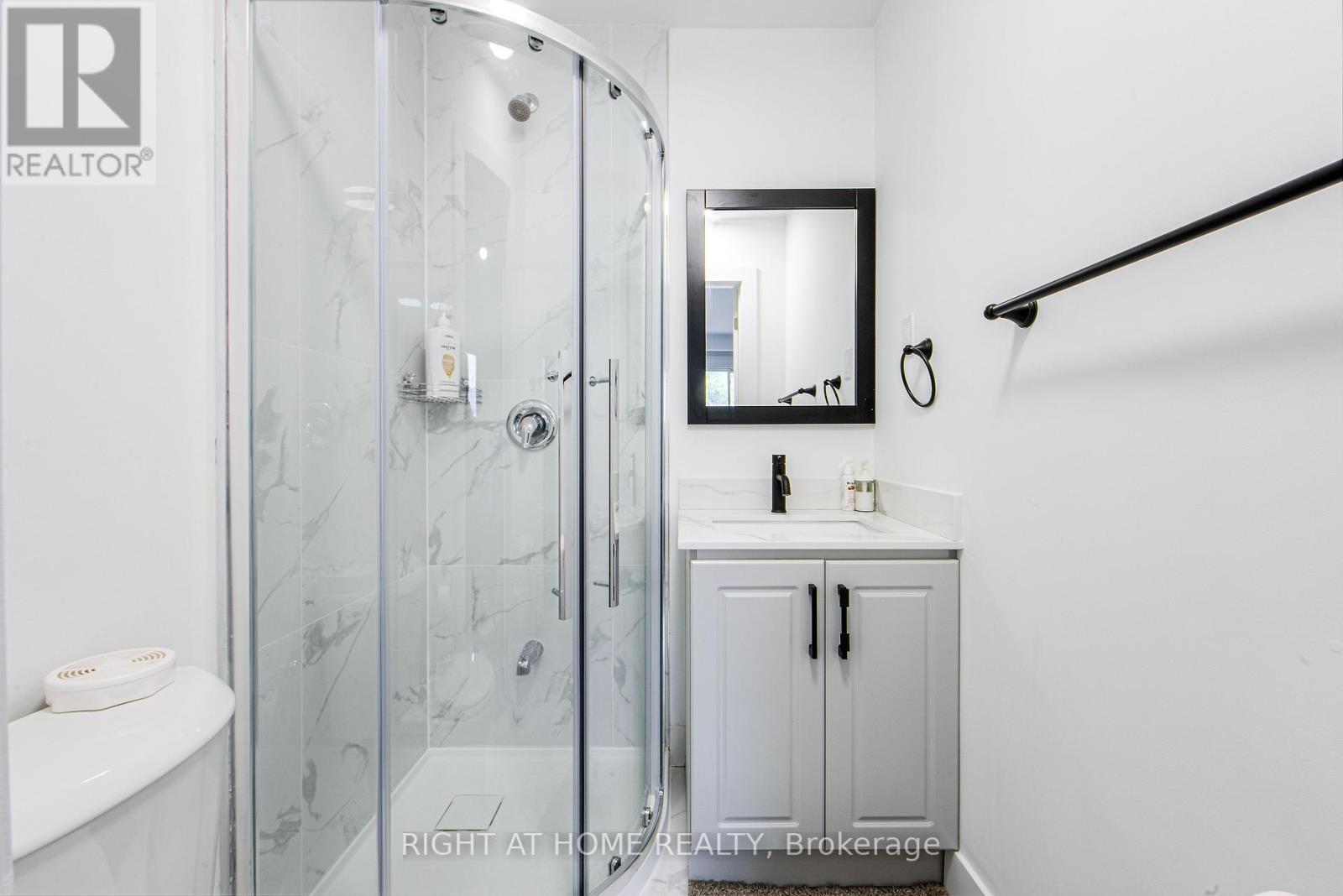 303 Thrace Avenue, Mississauga, Ontario  L5B 2B2 - Photo 24 - W12452211