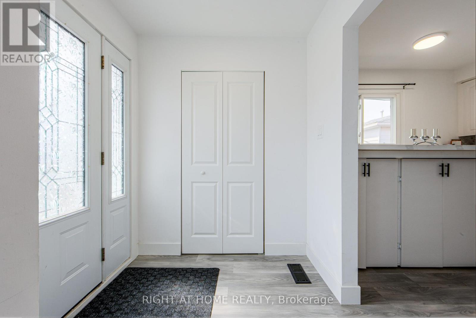 303 Thrace Avenue, Mississauga, Ontario  L5B 2B2 - Photo 6 - W12452211