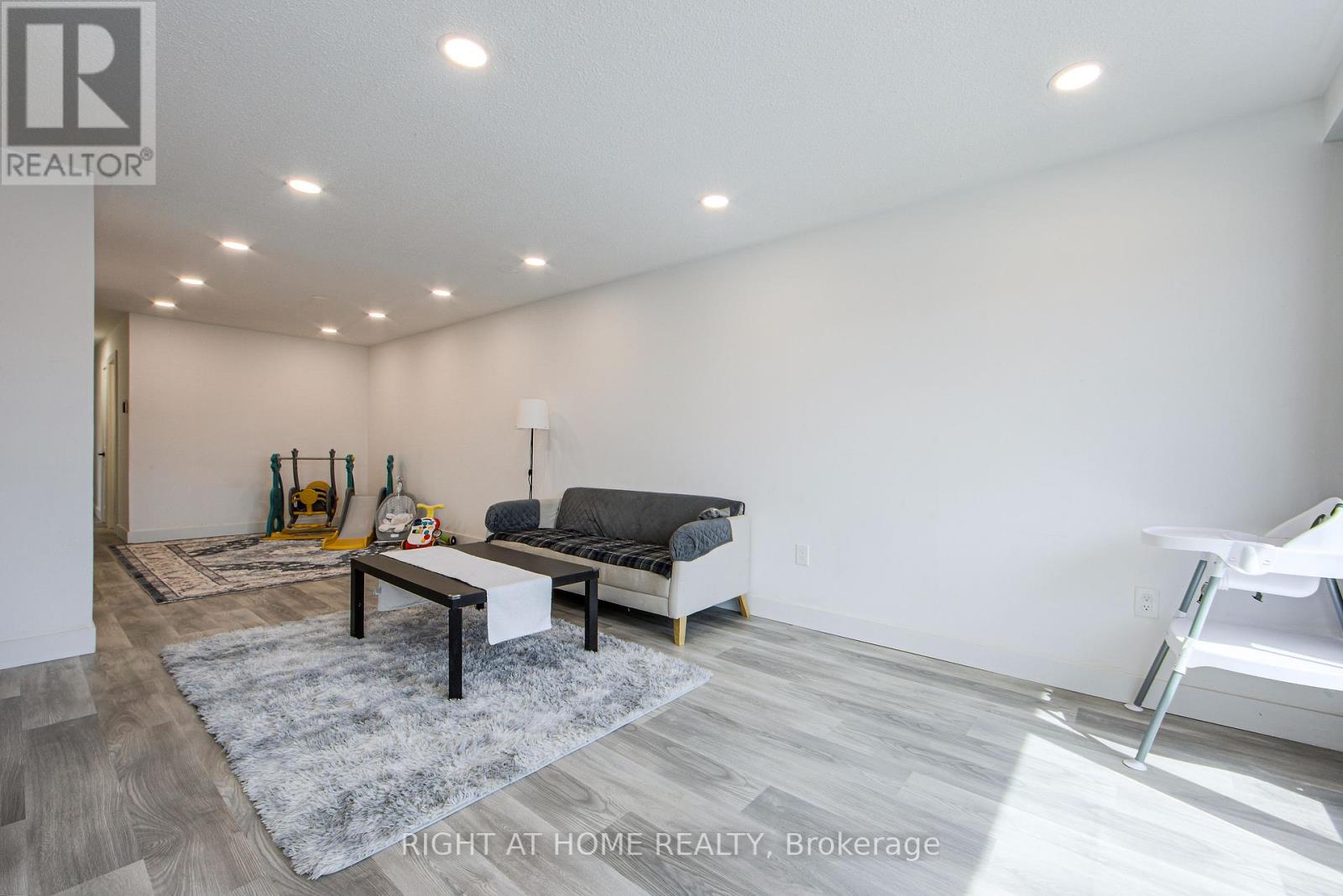 303 Thrace Avenue, Mississauga, Ontario  L5B 2B2 - Photo 7 - W12452211
