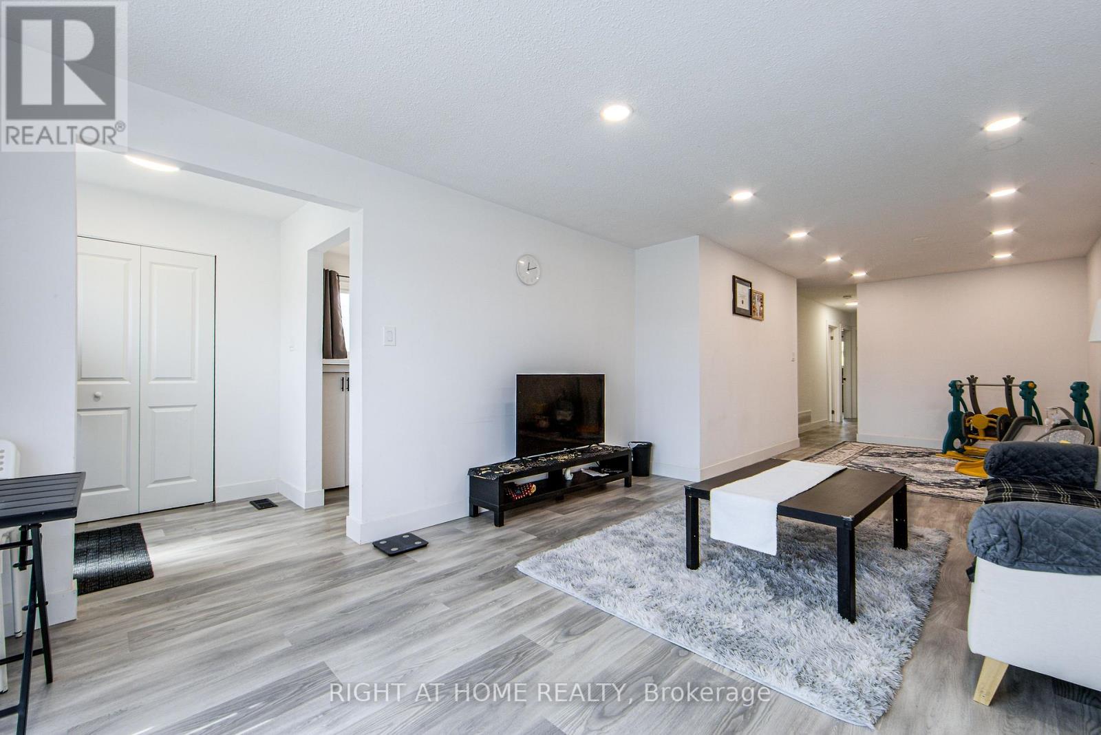 303 Thrace Avenue, Mississauga, Ontario  L5B 2B2 - Photo 8 - W12452211