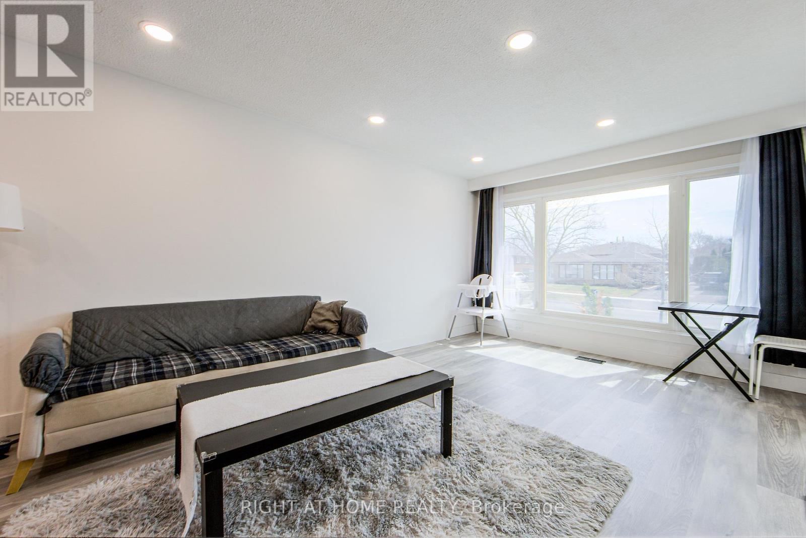 303 Thrace Avenue, Mississauga, Ontario  L5B 2B2 - Photo 9 - W12452211