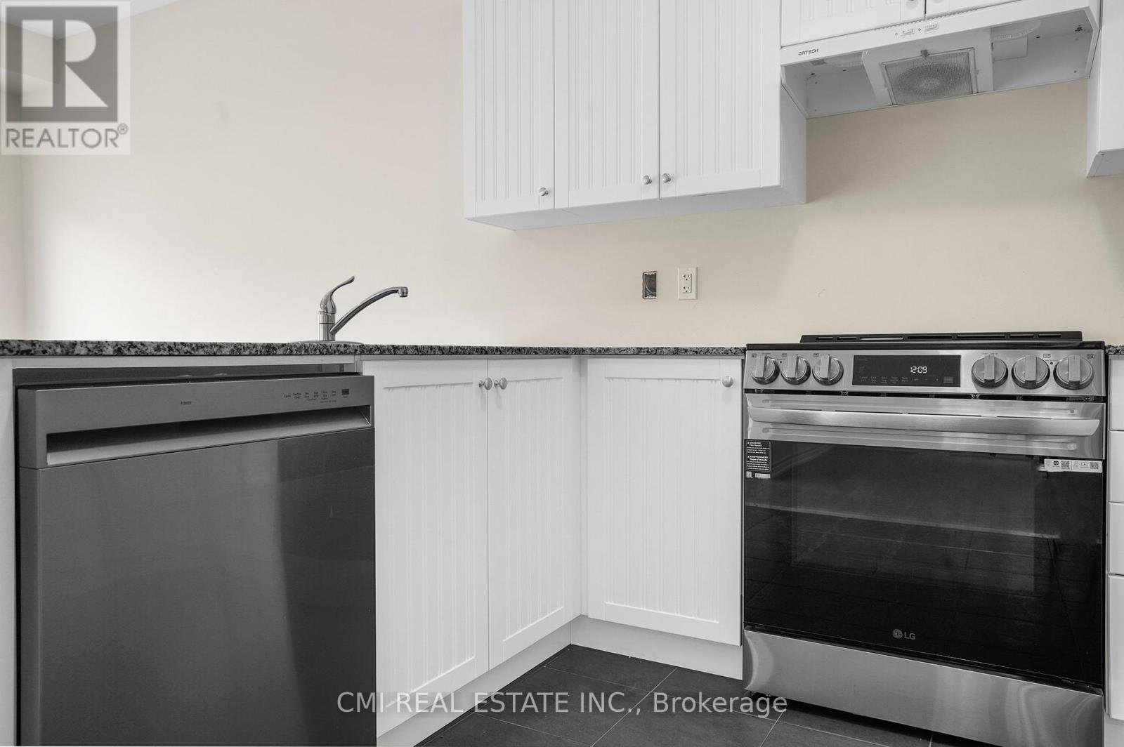 251 Palace Street, Thorold, Ontario  L2V 0N3 - Photo 9 - X12452178