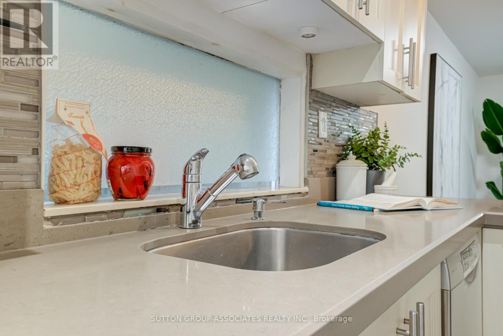 832 Manning Avenue, Toronto, Ontario  M6G 2W8 - Photo 17 - C12452246