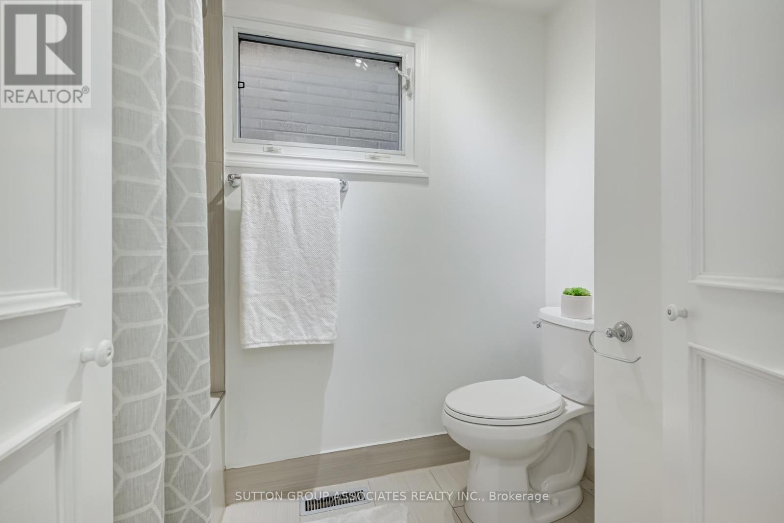 832 Manning Avenue, Toronto, Ontario  M6G 2W8 - Photo 23 - C12452246
