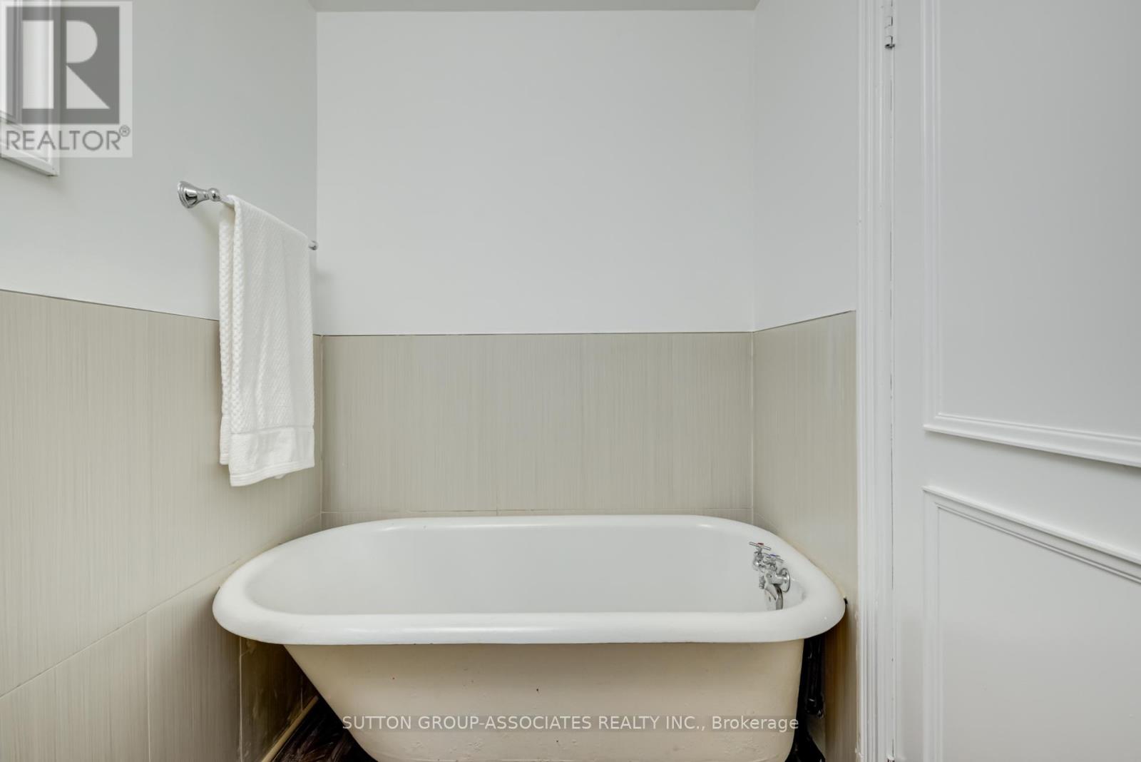 832 Manning Avenue, Toronto, Ontario  M6G 2W8 - Photo 29 - C12452246