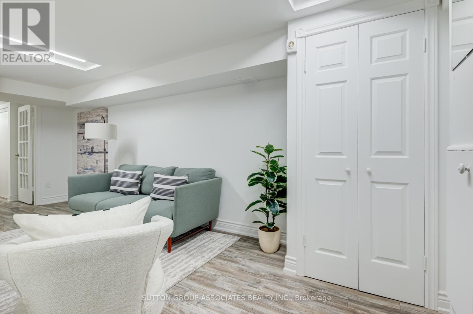 832 Manning Avenue, Toronto, Ontario  M6G 2W8 - Photo 36 - C12452246