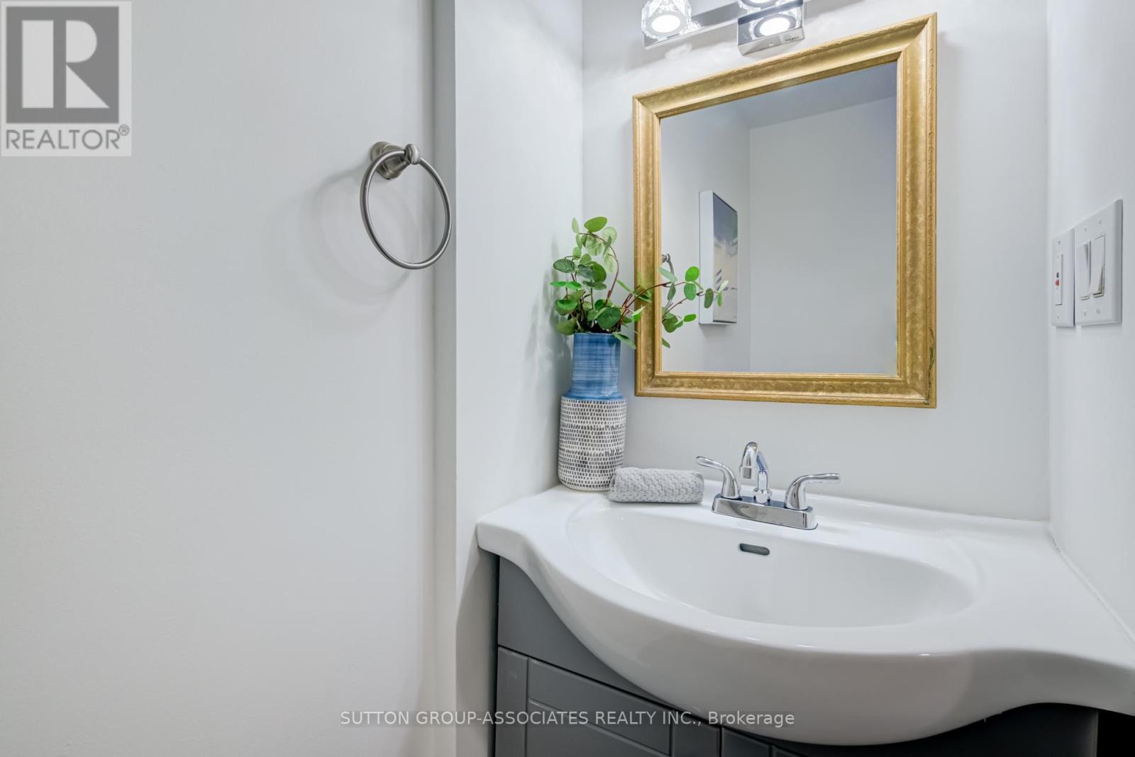 832 Manning Avenue, Toronto, Ontario  M6G 2W8 - Photo 6 - C12452246