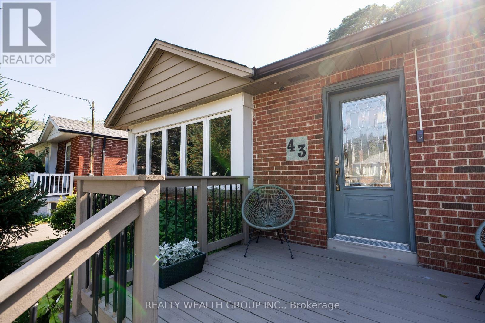 43 Medhurst Road W, Toronto, Ontario  M4B 1B2 - Photo 2 - E12452281