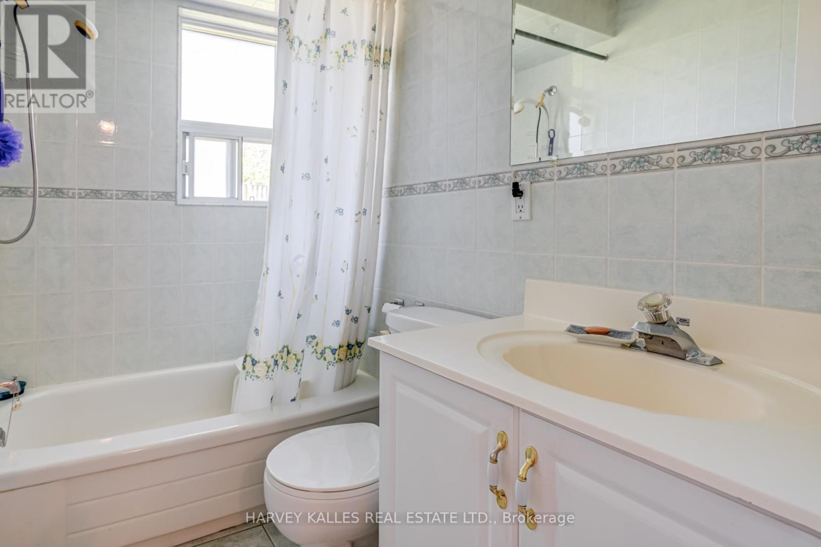 82 Cork Avenue, Toronto, Ontario  M6B 2Y2 - Photo 12 - W12451750
