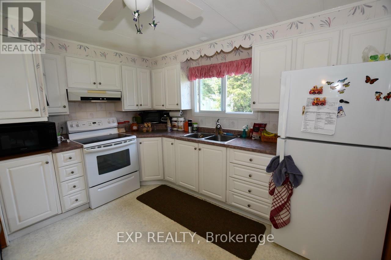 15 Park Crescent, Kawartha Lakes, Ontario  K9V 4R1 - Photo 7 - X12451394