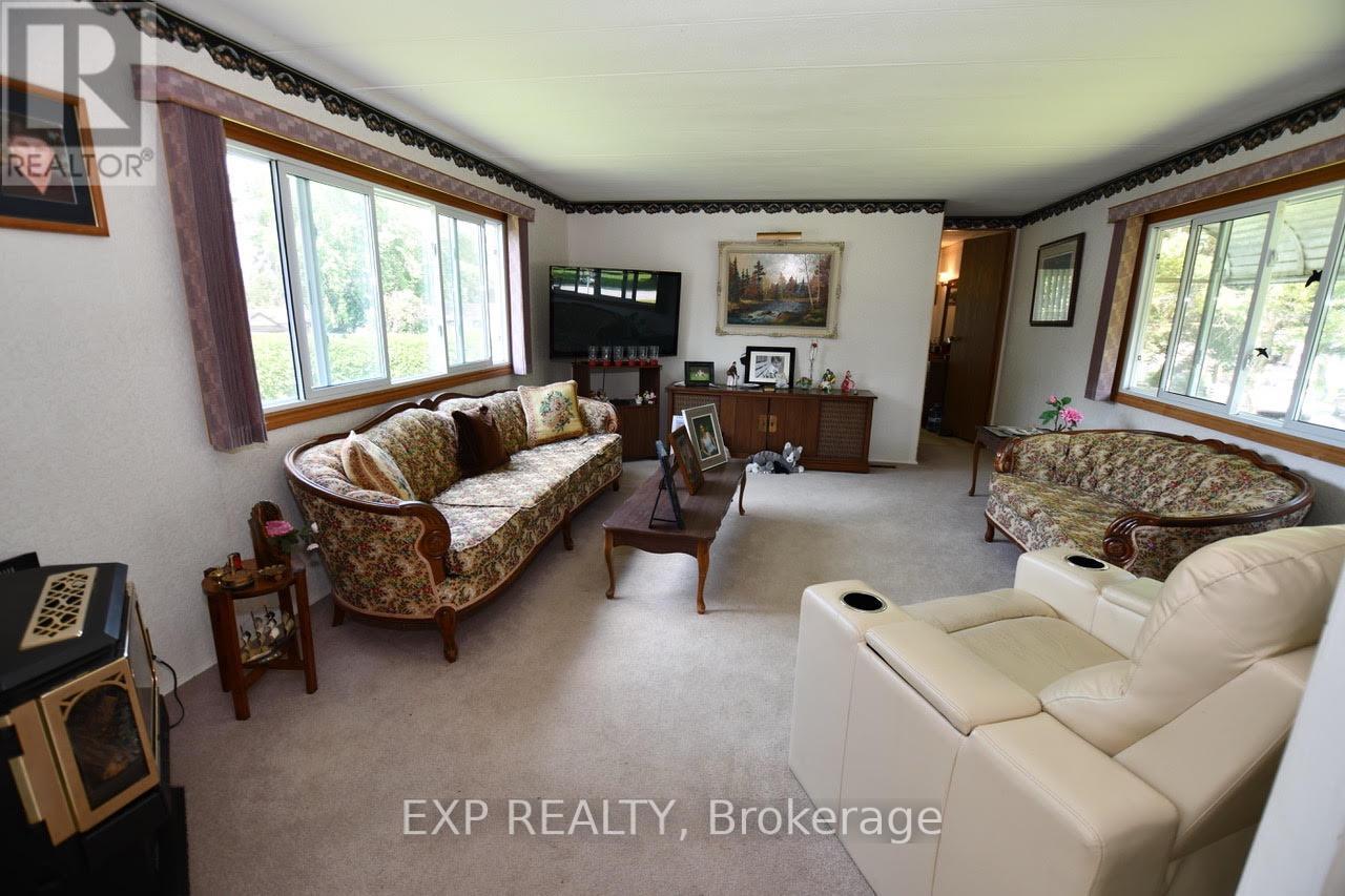 15 Park Crescent, Kawartha Lakes, Ontario  K9V 4R1 - Photo 11 - X12451394