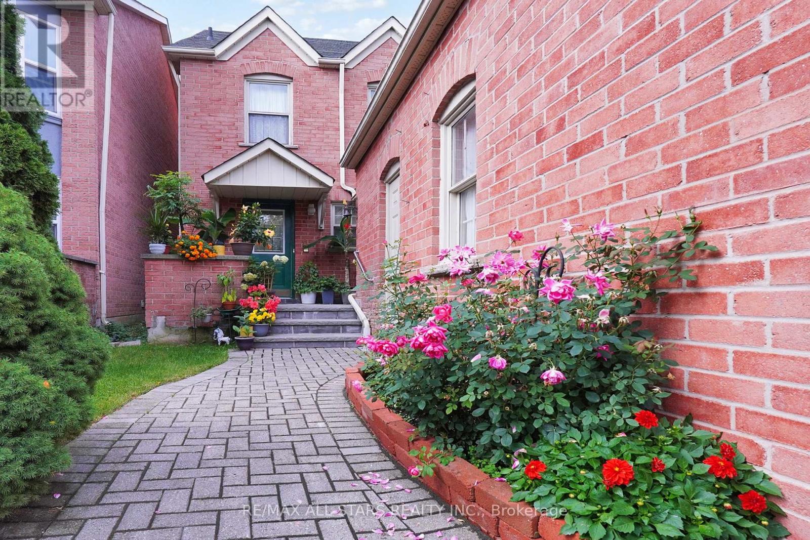 82 Waterbridge Lane, Markham, Ontario  L3R 8V4 - Photo 2 - N12452293