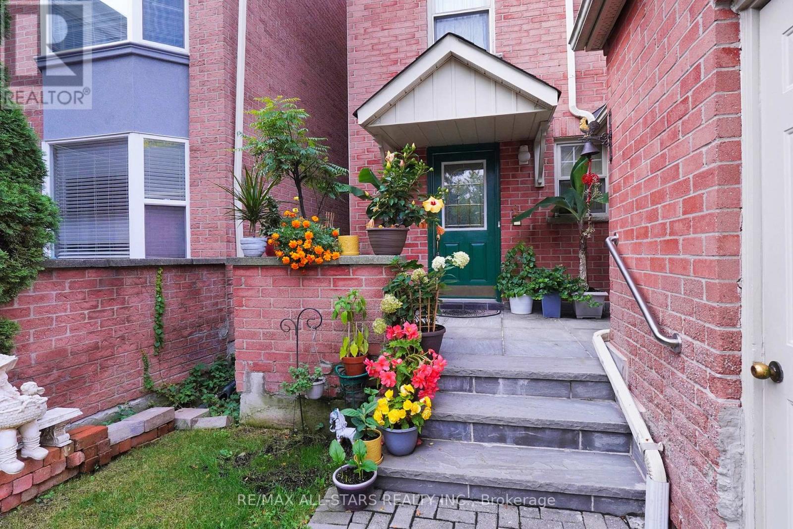 82 Waterbridge Lane, Markham, Ontario  L3R 8V4 - Photo 3 - N12452293