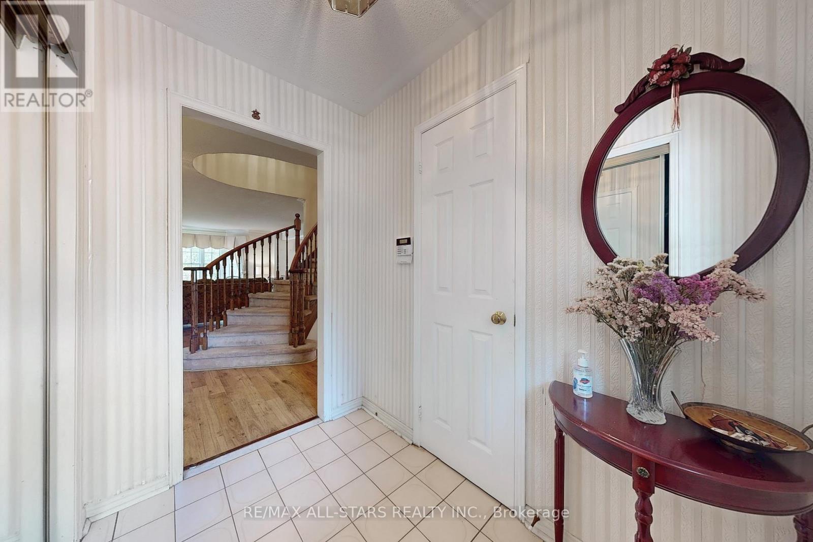82 Waterbridge Lane, Markham, Ontario  L3R 8V4 - Photo 5 - N12452293