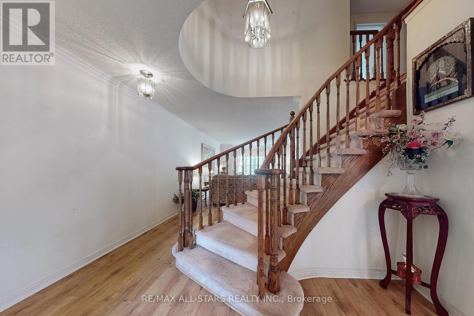 82 Waterbridge Lane, Markham, Ontario  L3R 8V4 - Photo 6 - N12452293