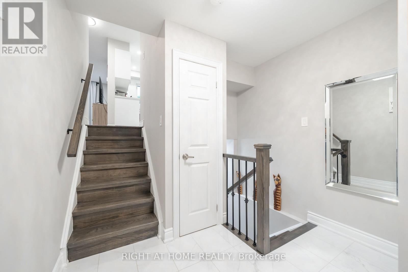 9 Royal Cedar Court, East Gwillimbury, Ontario  L9N 1R7 - Photo 5 - N12452342