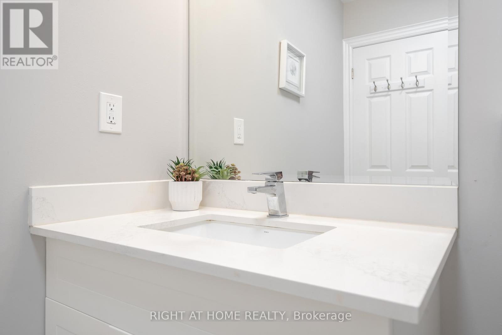 9 Royal Cedar Court, East Gwillimbury, Ontario  L9N 1R7 - Photo 6 - N12452342