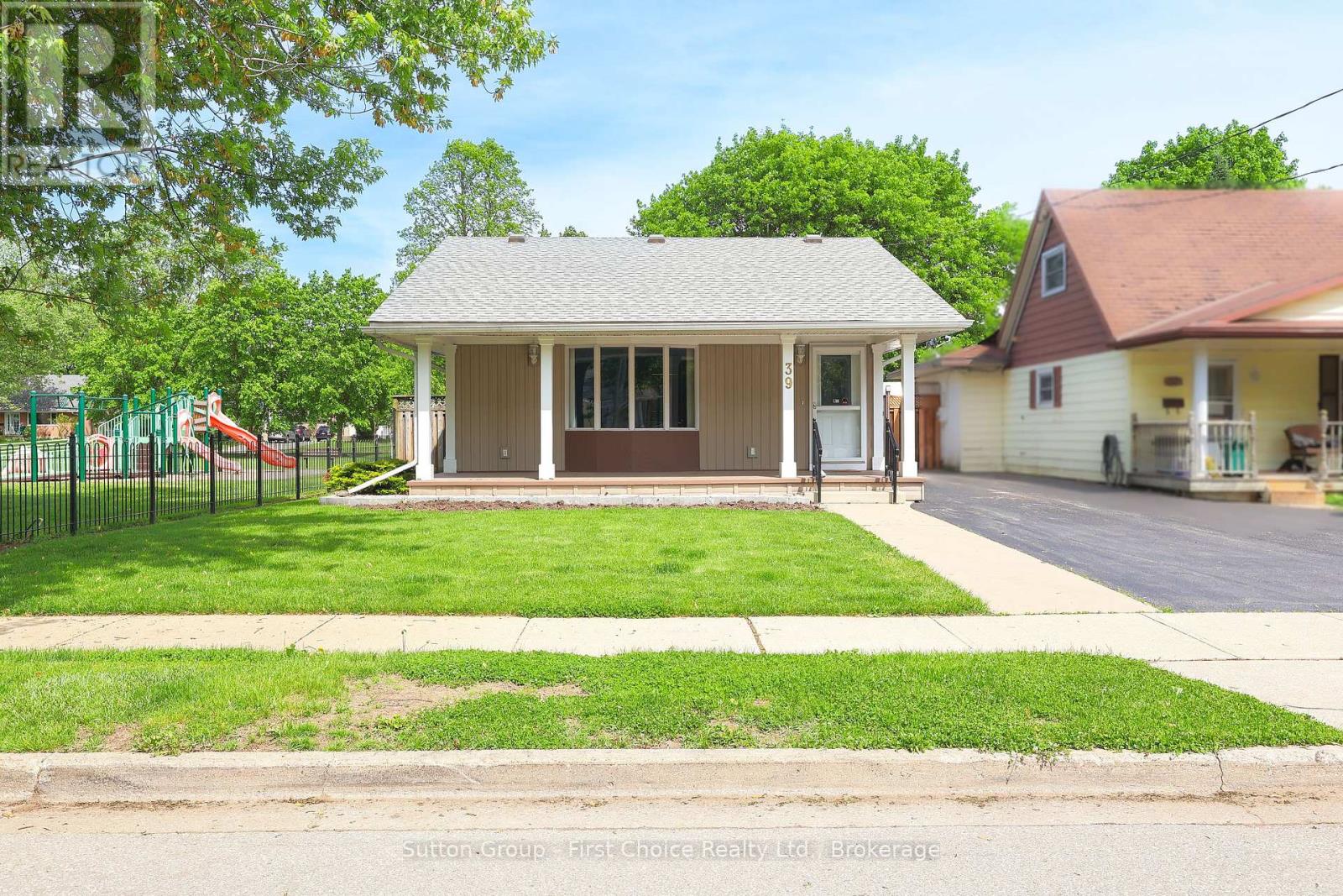 39 Portia Boulevard, Stratford, Ontario  N5A 4V6 - Photo 2 - X12452408