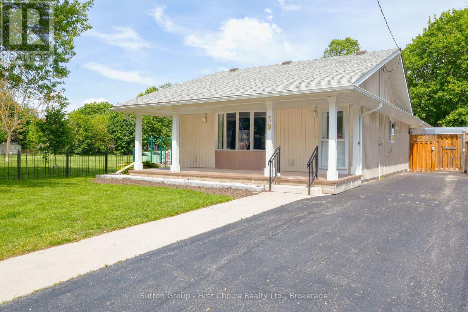39 Portia Boulevard, Stratford, Ontario  N5A 4V6 - Photo 3 - X12452408